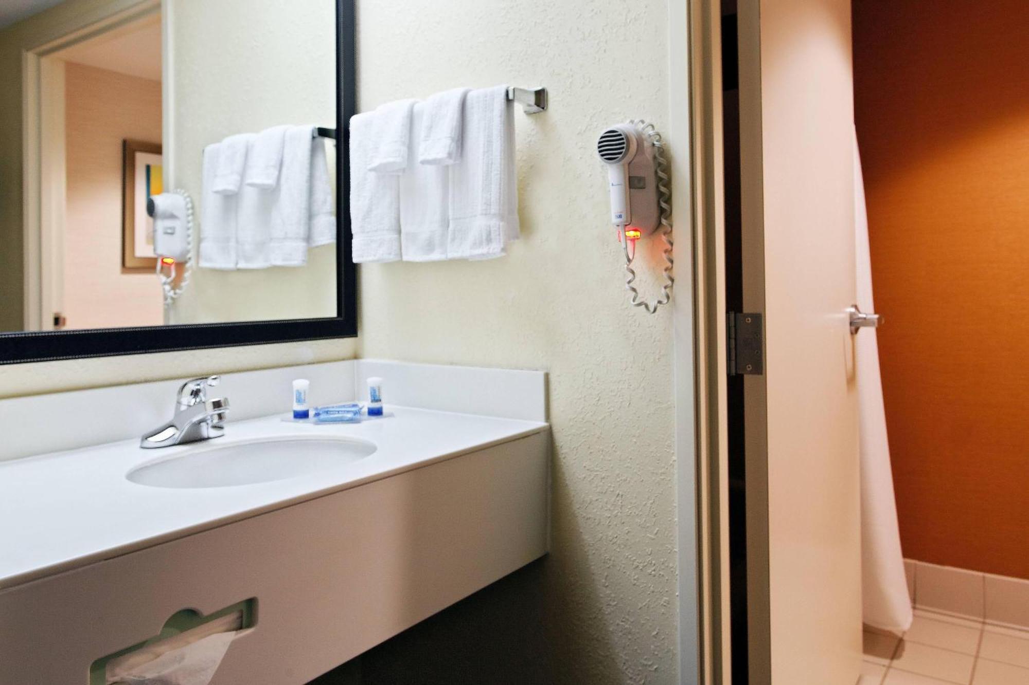 Fairfield Inn & Suites Charlotte Arrowood Экстерьер фото